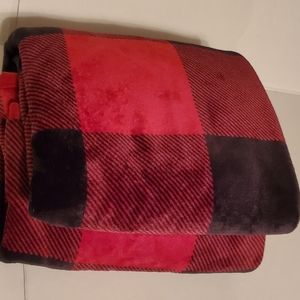 NWOT Buffalo Plaid Throw Blanket